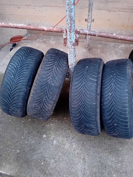 Vand cauciucuri cu genti  de tabla iarna Michelini foarte bune