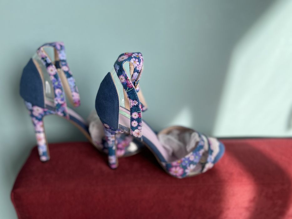 Едем Обувки с Висок Ток Аксел/Edem High Heel Sandals Axel Accessories