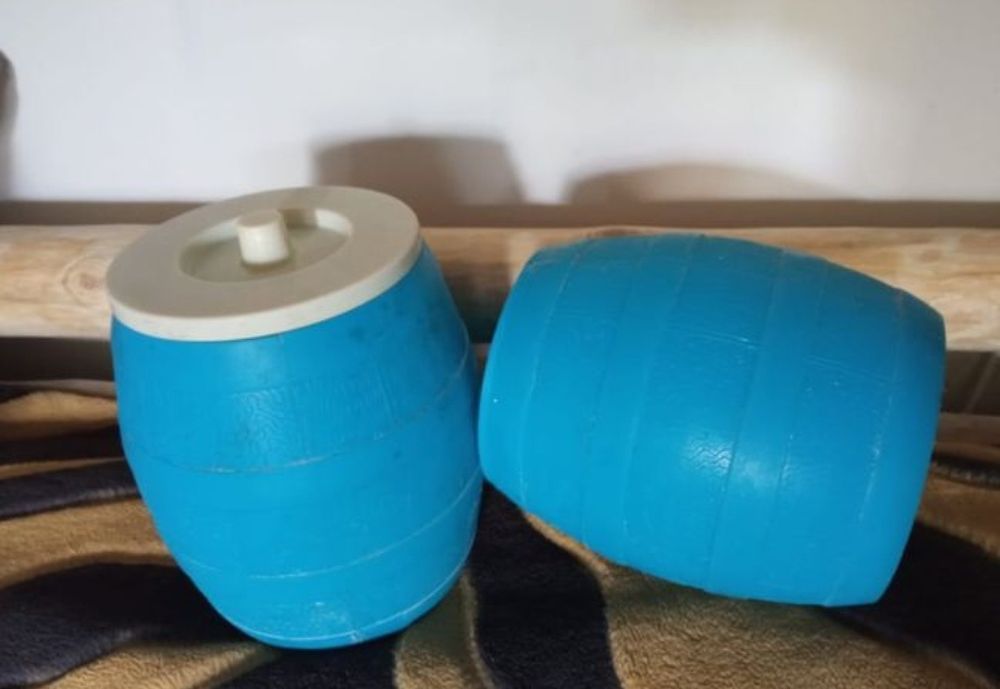 Два пластиковых бочонка с крышками из СССР