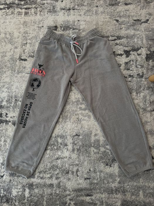 Анцунг Under Armour от серията на Скалата