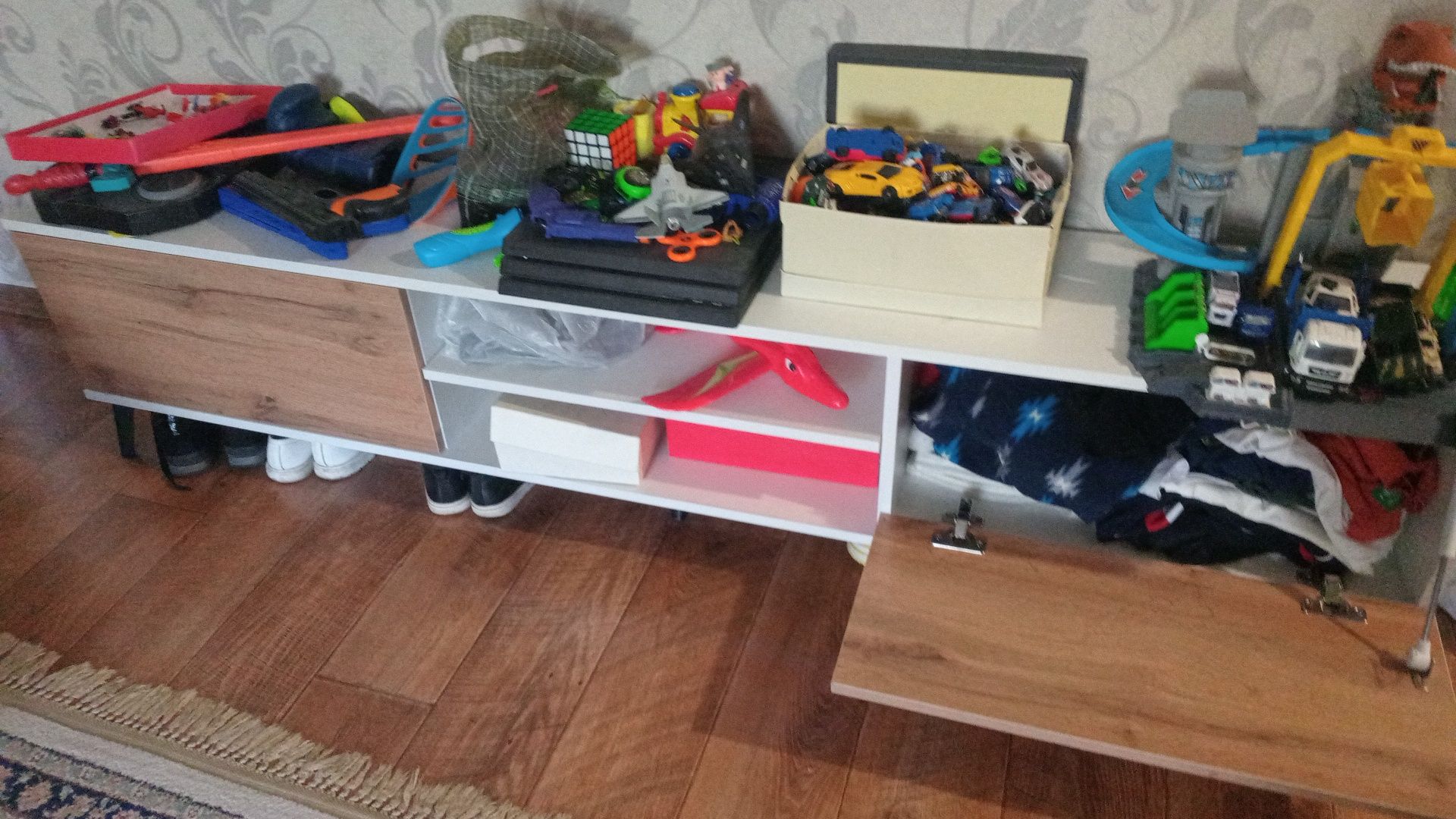Тумбочка и  как шкаф для одежды