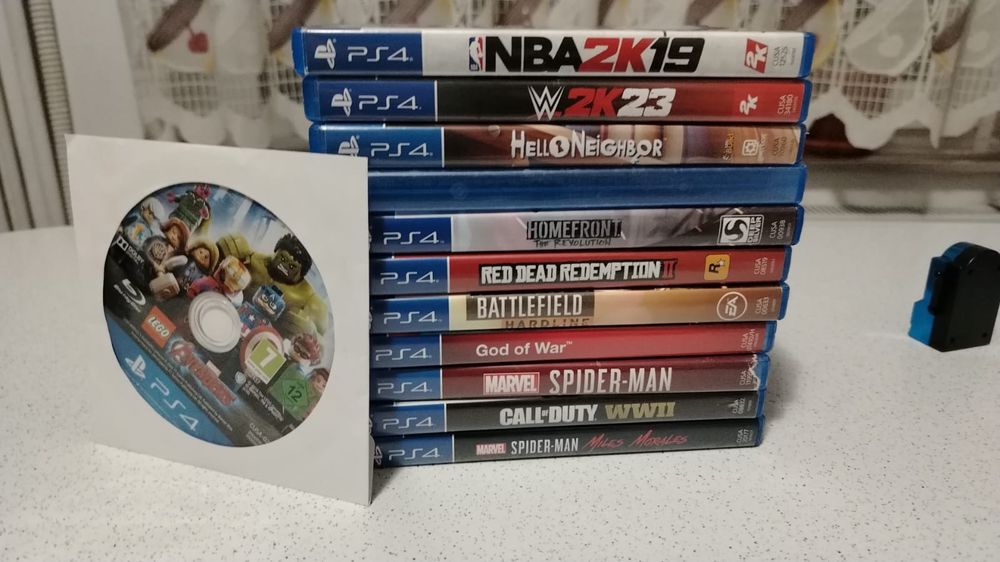 Vând PS 4 PRO 1T , 2 manete+ 12 jocuri