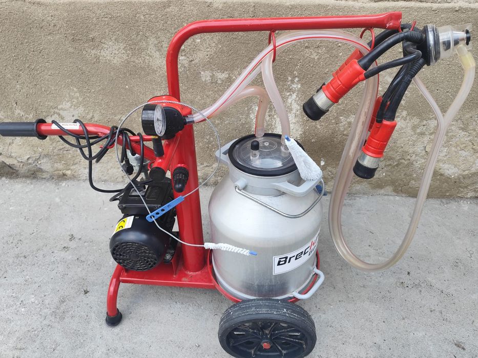 Vând mulgătoare de vaci cu un loc