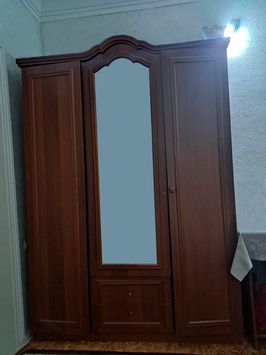 Большой шкаф и тумба с зеркалом