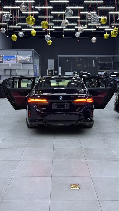 BMW i5 e-Drive.  713 km. 40 L