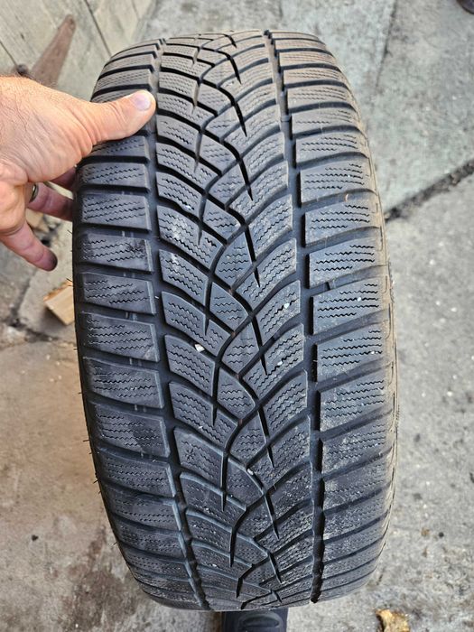 Vand 2 anvelope de iarna goodyear  225/50/17