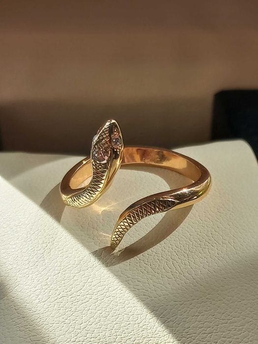 Золотое кольцо змея с бриллиантами