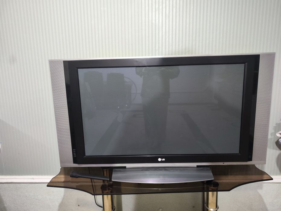 Lg telvizor sotiladi 2008 yil oling 1.400$ ga