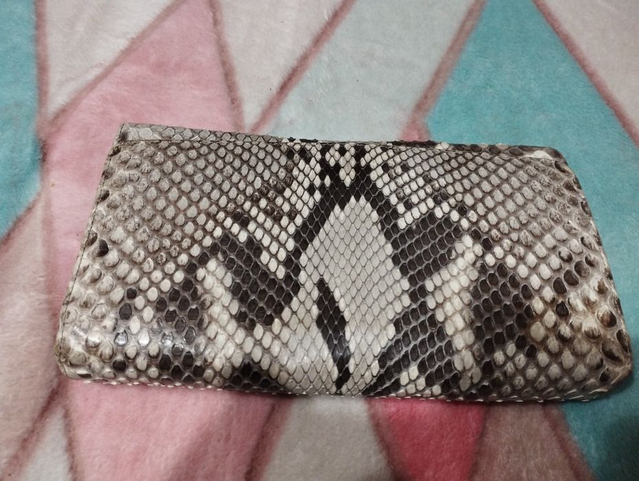 Кошелек из кожи змеи