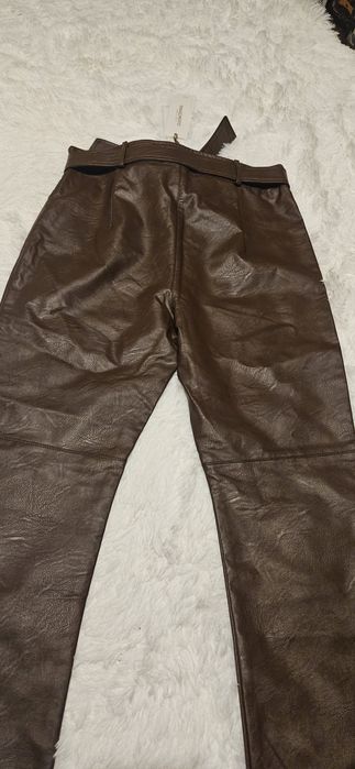 Дамски панталон от еко кожа .