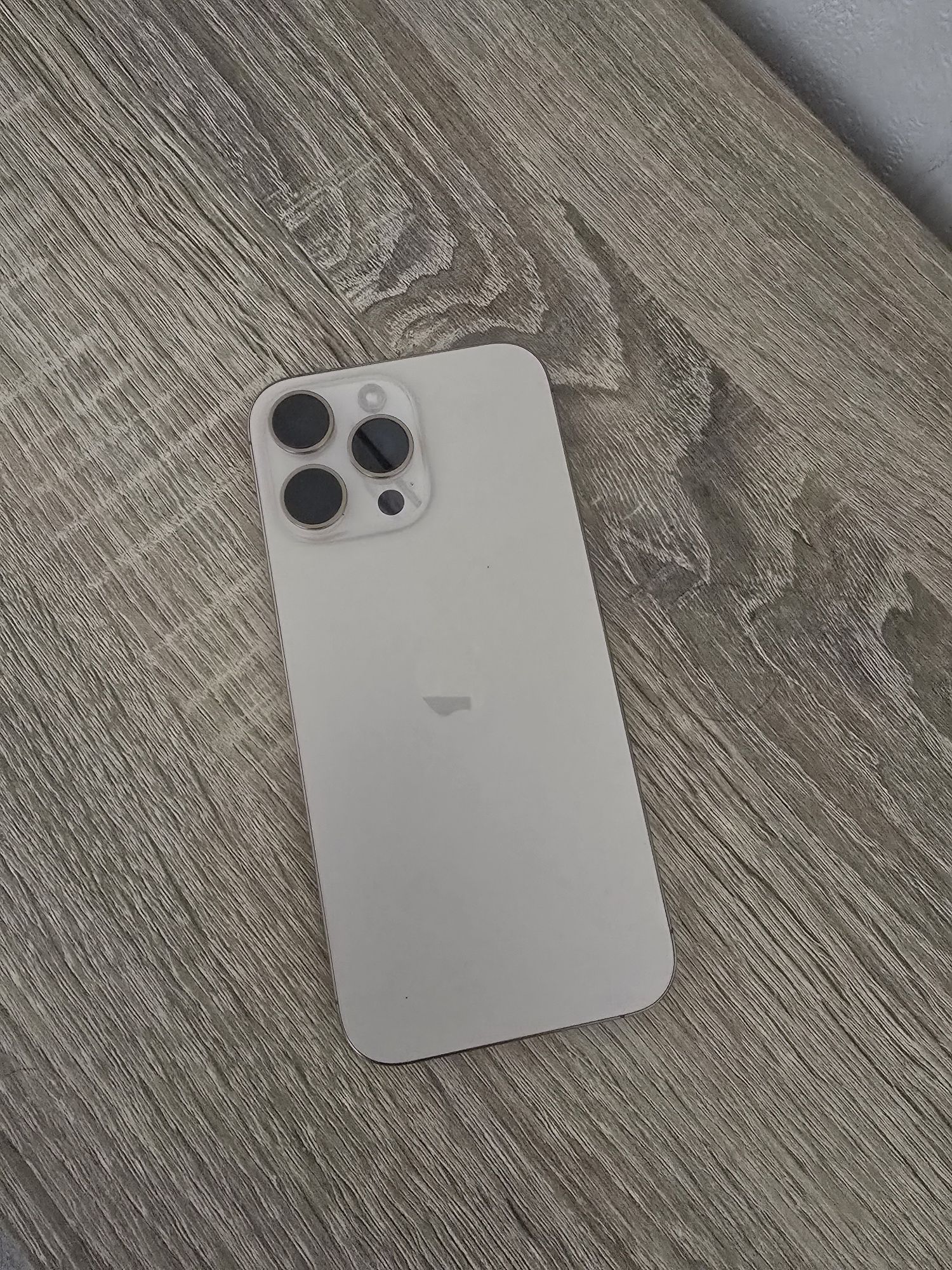 Продавам iphone 16 pro max 256 gb Desert Titanium