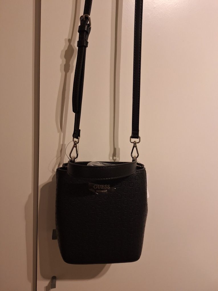 GUESS оригинална чанта