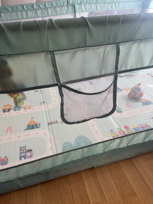 Бебешка ограда с врата и килим
