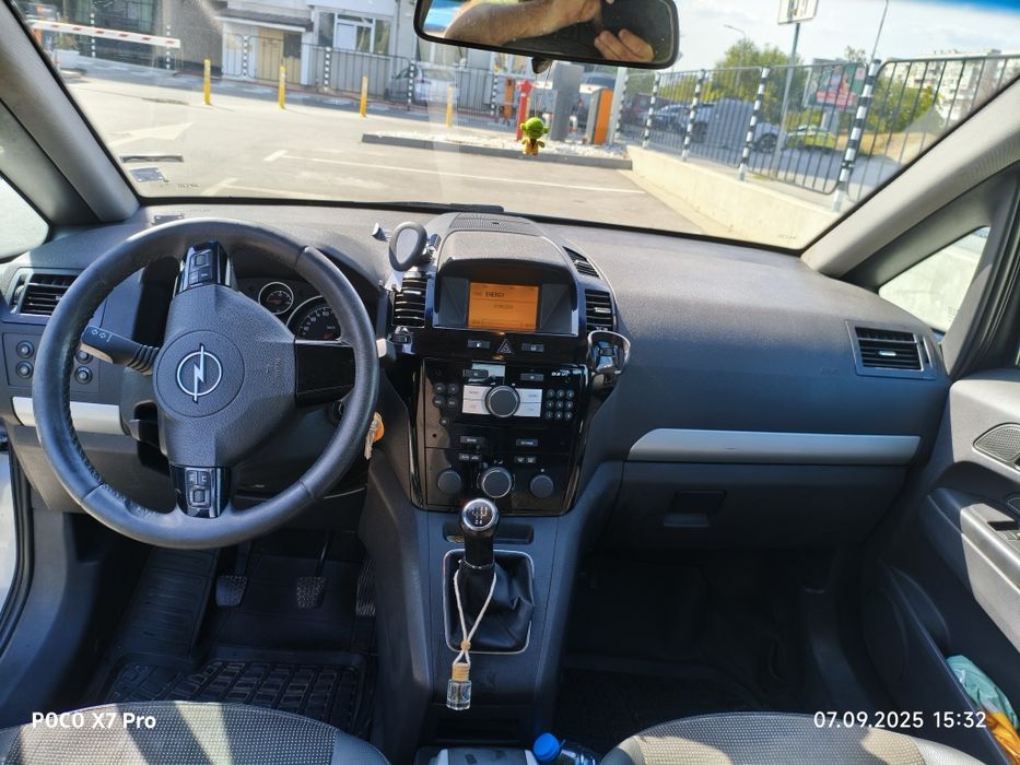 Продавам Opel Zafira B, 1,6, фабрични бензин-метан, м. 10.2008 г.,.
