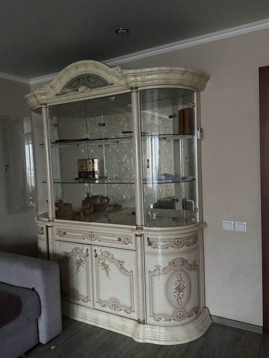 Продам буфет добротный