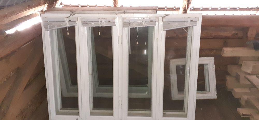 Vand fereastra din lemn de brad