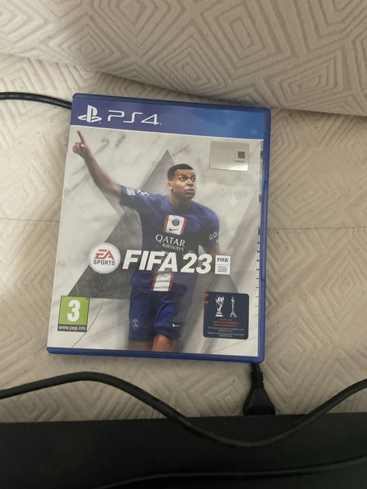 Consola Playstation 4 cu un controller la pachet cu 6 jocuri
