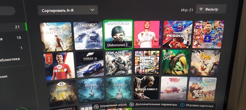 Продам x-box one с играми и джойстиками