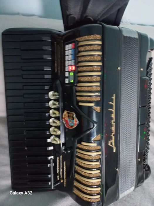 Vând acordeon cu midi sau schimb cu Roland fr 7x