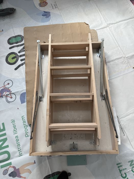 Scara acces mansarda.