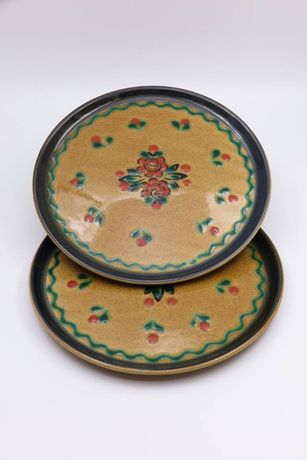 Set de două farfurii din ceramică smălțuită, diametru 19 cm.
