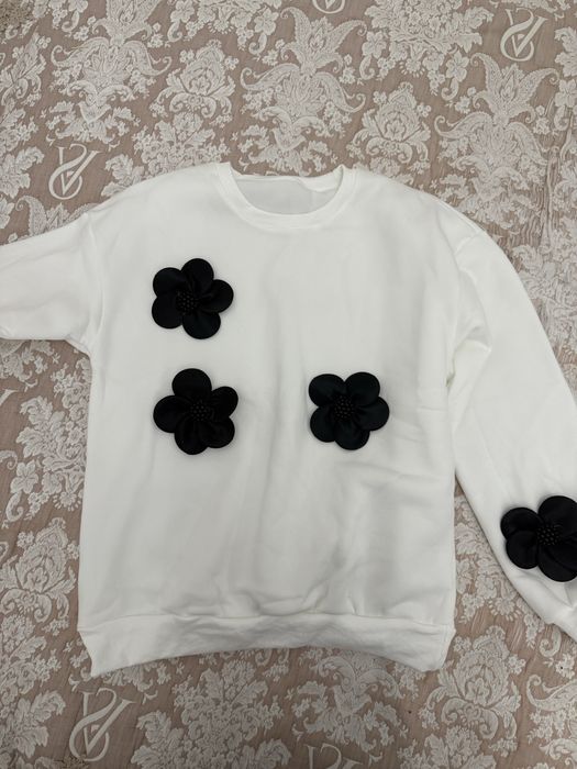 Новый свитшот с цветочками, цвет белый