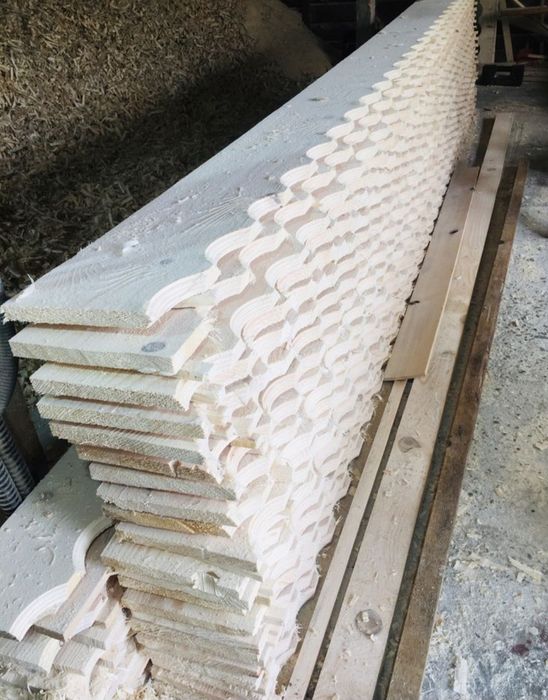 Pazie decorativă din lemn pentru strasina