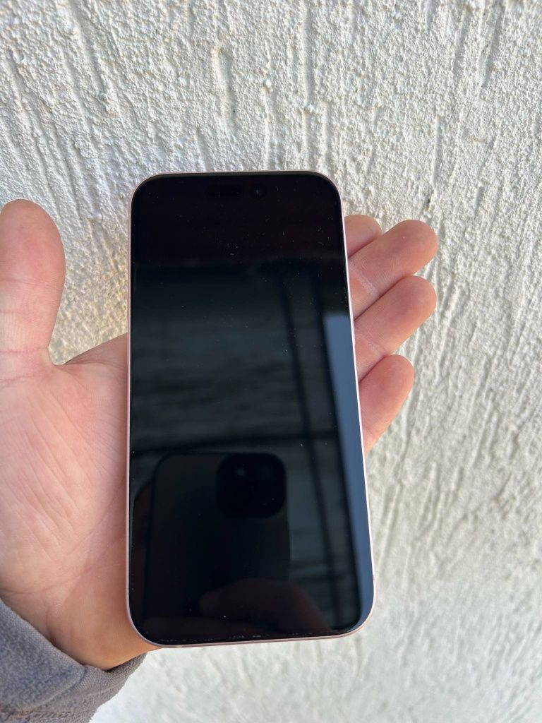 Vând iPhone 15 aproape nou
