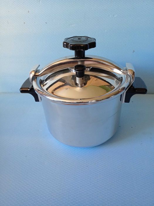 Тенджера под налягане,минутка