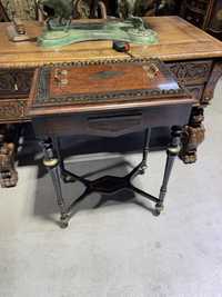 Masa deosebita din lemn, cu intarsii și ornamente bronz, stil Empire