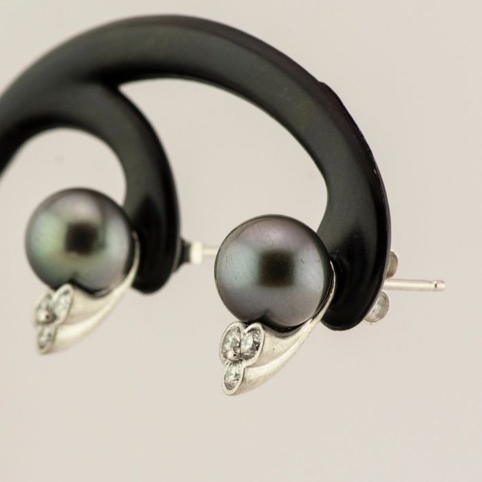 Cercei din aur alb 18k cu perle de cultura si diamante cod 8491