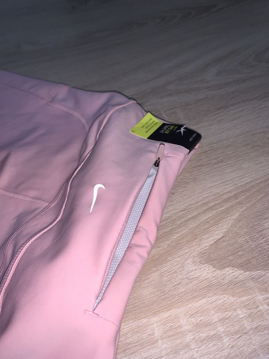 Nike epic lux tight fit