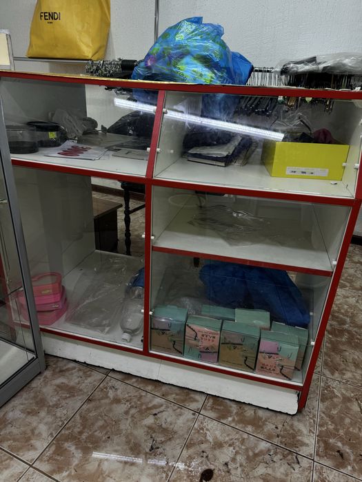 Стеклянный витрина, полка