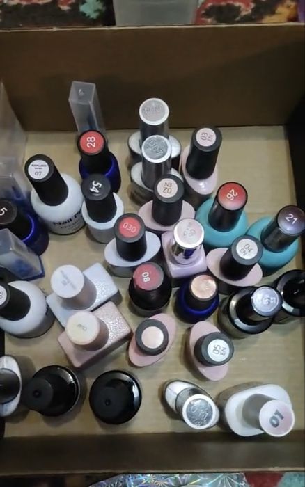 Продаю гель лаки, принадлежности для маникюра.