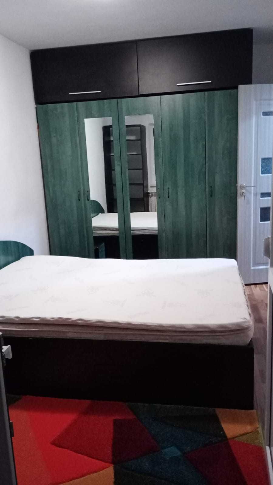 Proprietar , inchiriez apartament 3 camere ,zona liceul sportiv .