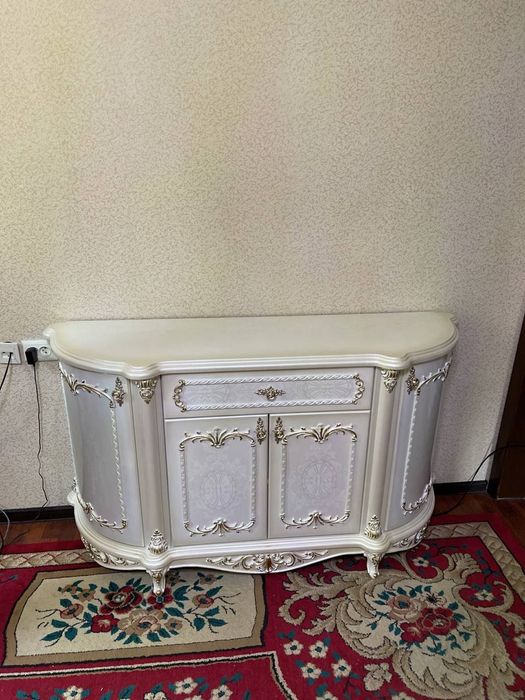 Пенал и камод для небольшой гостиной(зала)