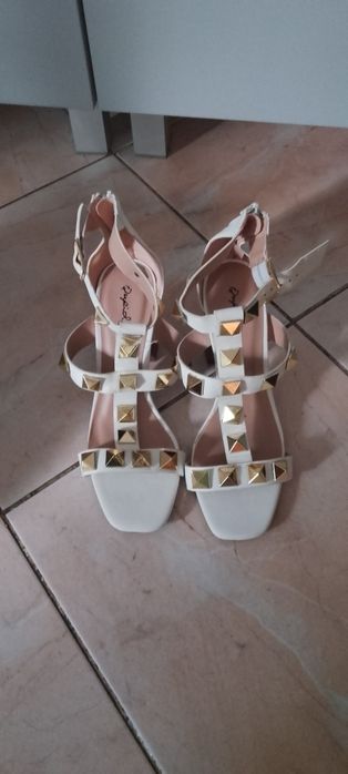Vând sandale f frumoase