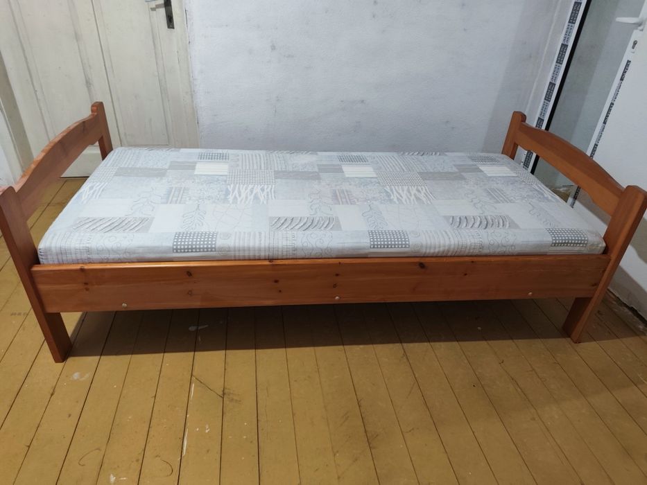 Дървено легло с матрак - 2 бр.