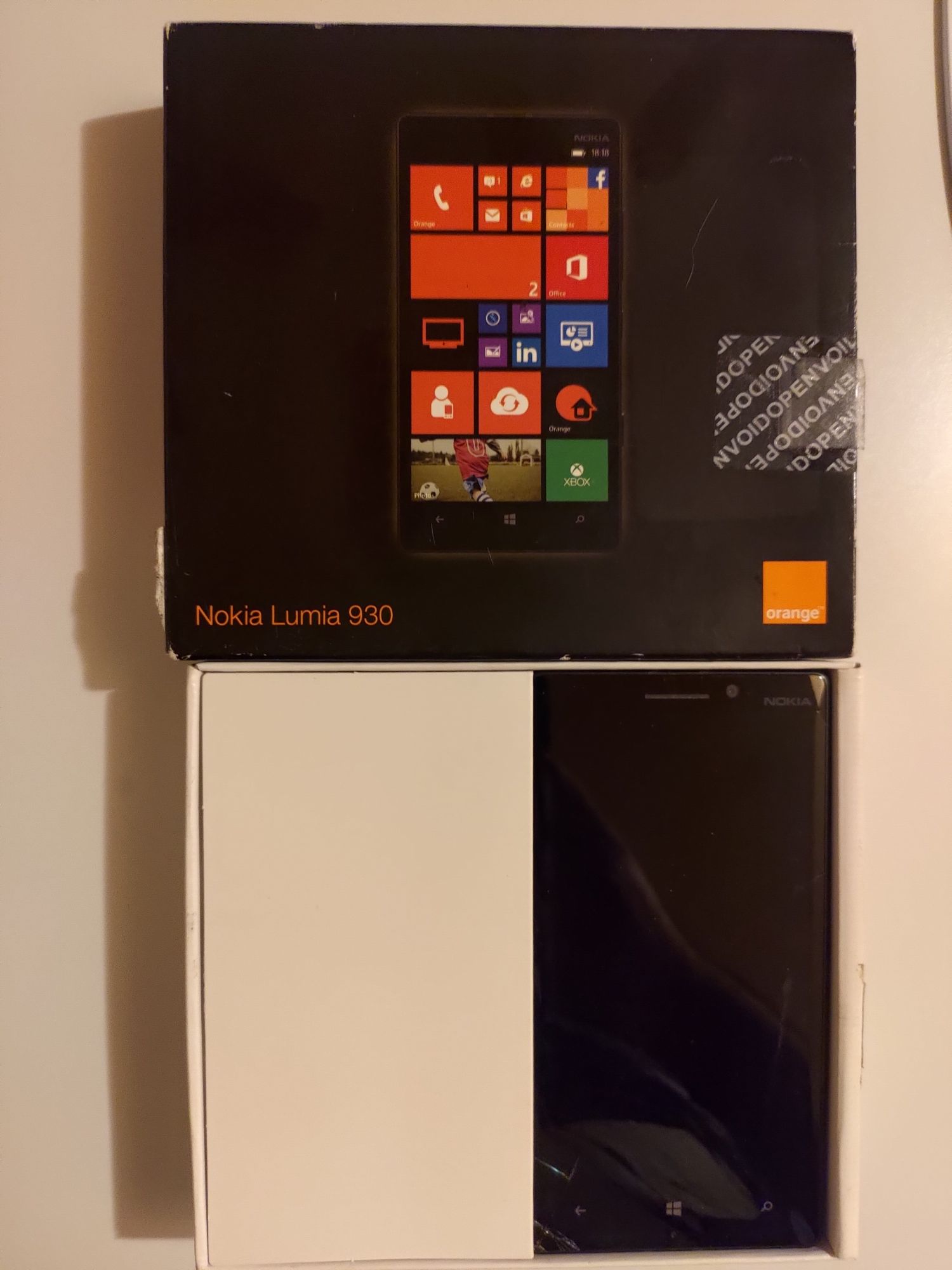 Telefon Nokia Lumia 930 cu Windows 10 mobile