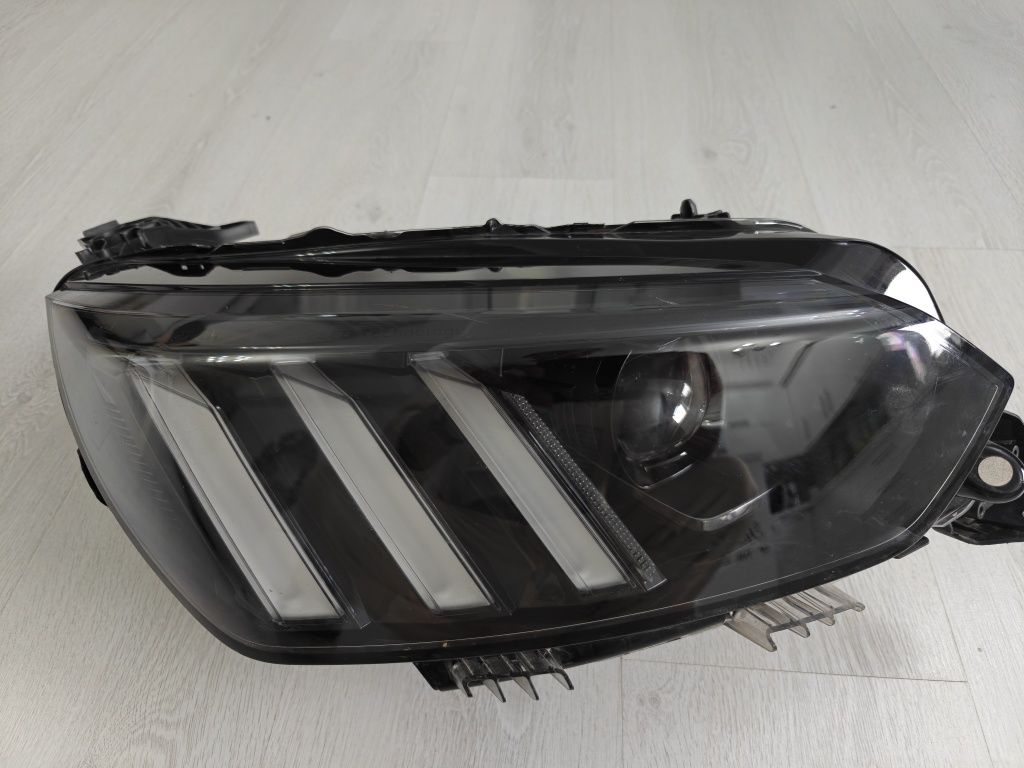 Far dreapta Peugeot 208