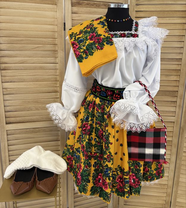 Costum popular/traditional pentru femei de Maramures complet