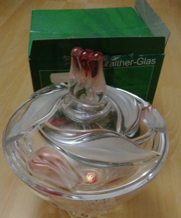 Кристални купи, чаши, бонбониера и салатиера