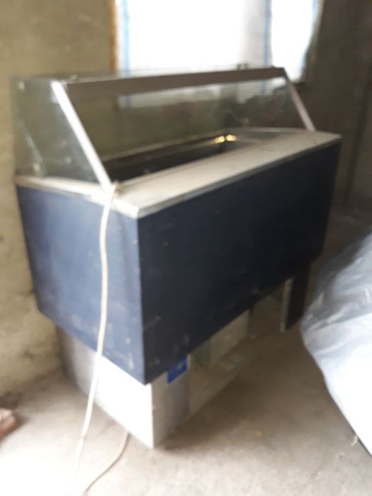 Vitrină pt.mezeluri s-au lactate made in Italia preț.1100 lei.