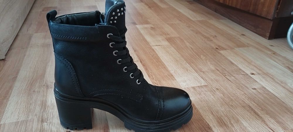 Дамски черни боти на ток