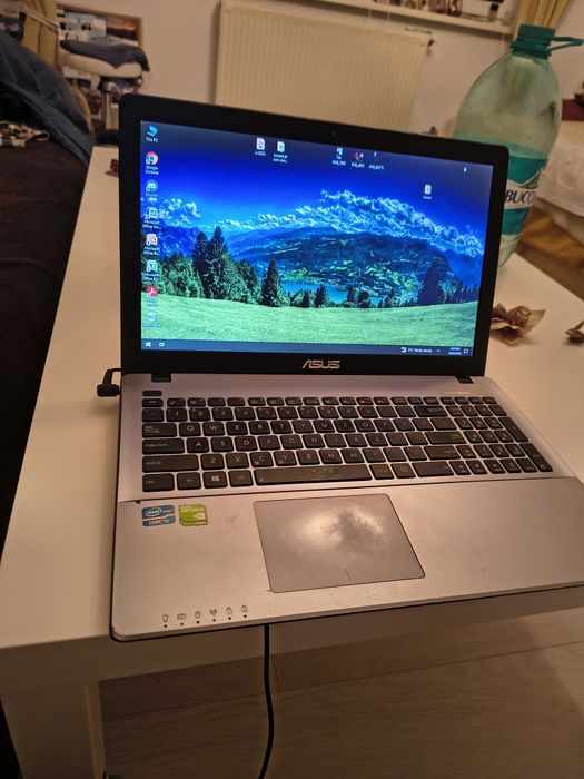 Laptop ASUS i3 , hard SSD 238 GB, 8GB RAM, win 10 pro licență