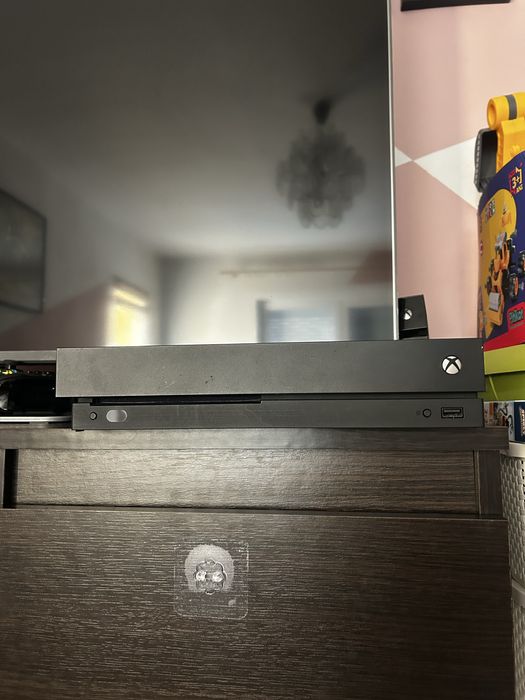 Vand Xbox One X 1TB + manetă + 2 jocuri