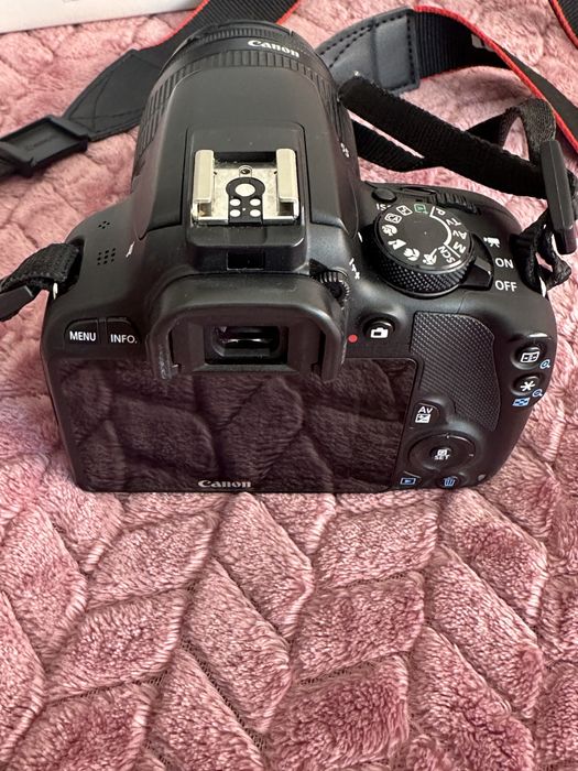 Фотоапарат Canon EOS 100D