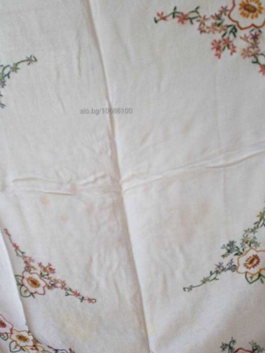 Старинна ръчно изработена покривка за маса с размери 164*125 см.