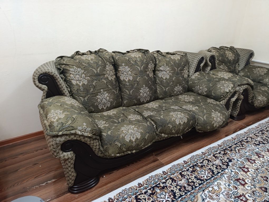 Продам диван с двумя креслами, почти новые