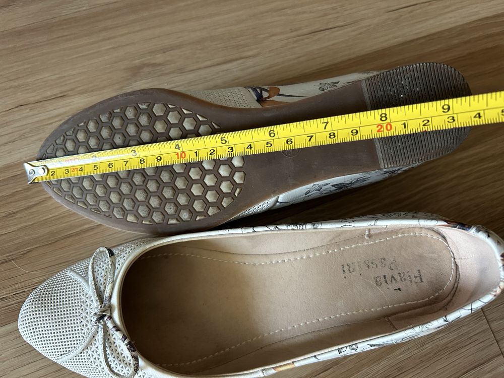 Pantofi de piele albi